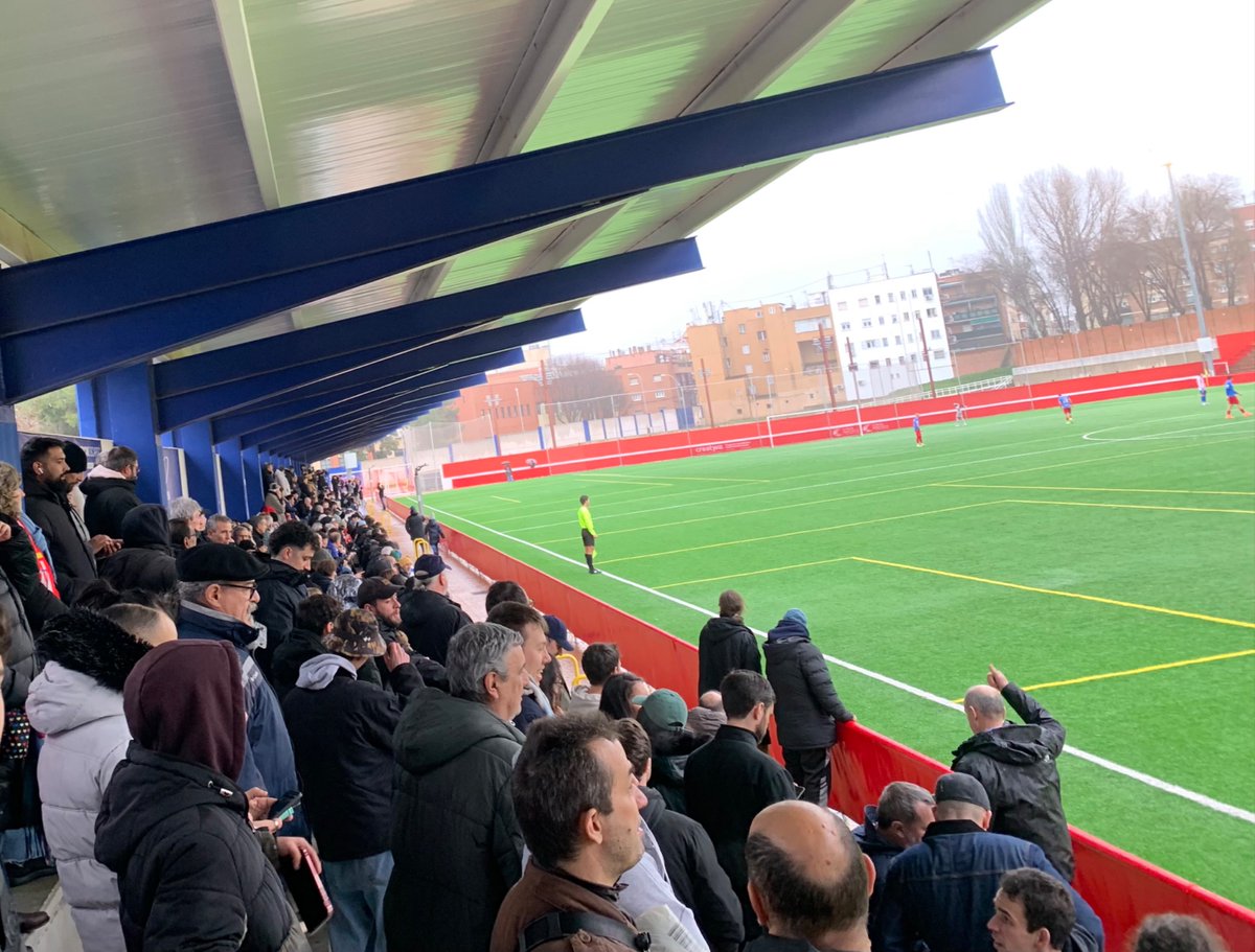 Un día de grada algo diferente. 

Honor al grupo de animación que aguantó todo el chaparrón en el lateral descubierto.