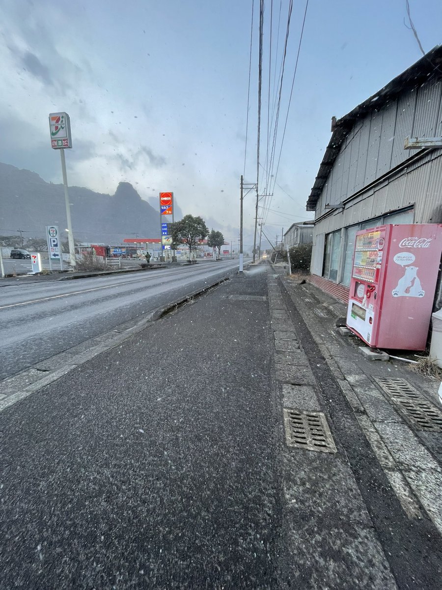 お店の前も雪が降って☃️❄️ます。
#ホビーランドサーキット
#鹿児島