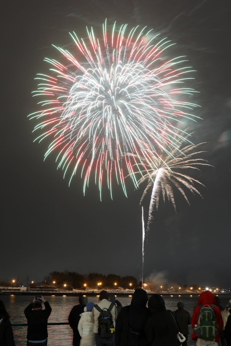 hakobura's tweet photo. 強風のため６日の打ち上げが中止されたはこだて冬花火は、７日から打ち上げが始まりました。
次回は13日(金)、14日(土)、20日(金)、21日(土)、27日(金)、28日(土)午後６時から花火が打ち上がります。
当日の打ち上げが中止となる場合は、函館国際観光コンベンション協会の公式Xで情報が配信されます。
https://t.co/kRj7D3igIt