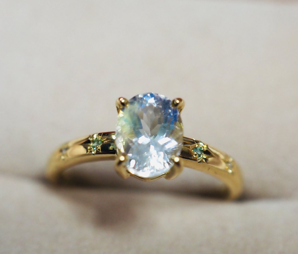 この石、中にね、虹のような🌈青とか黄色とか黄緑とかオレンジとか