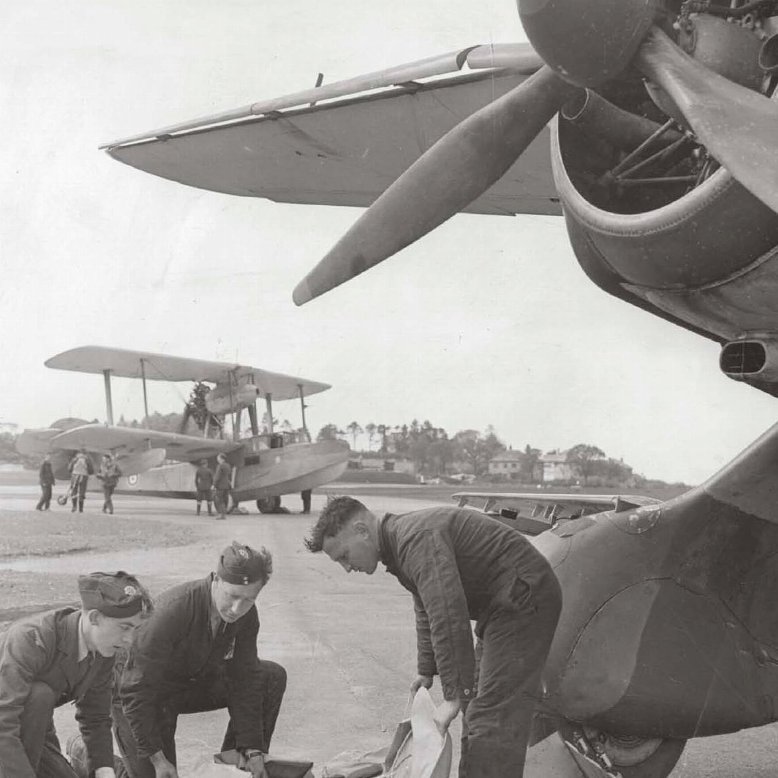 WIP エアフィックス 1/48 ライサンダーIII
翼上下パーツを接着して、写真を見たら「前縁スラットは外側にもあるんかいっ！！」
キットは内側のみ。仕方ないので切り離す。