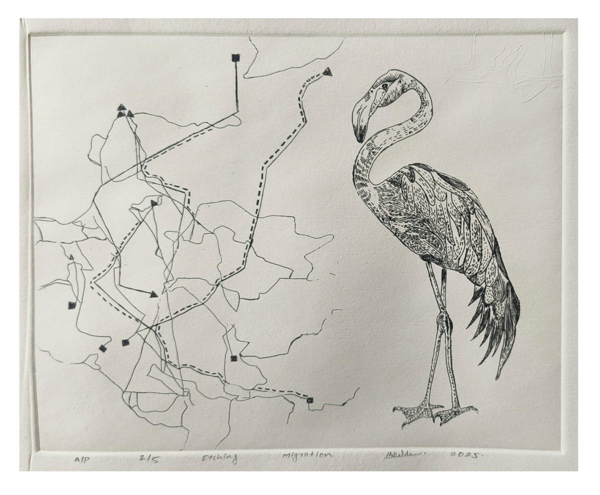 कै. रावसाहेब गुरव पारितोषिक विजेती कलाकृती

धाराशिव येथील चित्रकार हर्षदा वाळदे यांनी प्रेस इंकचा वापर करून स्थलांतर या गंभीर विषयावर भाष्य केले आहे. झपाट्याने बदलणार्‍या शहरी जीवनशैलीत माणसाचे नाते, भावना आणि अस्तित्व कसे बदलत जाते, त्यांनी कलेतून मांडले आहे.