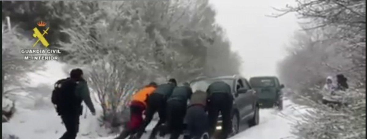 La Guardia Civil auxilia a varios vehículos atrapados en la nieve en León abc.es/sociedad/guard… vía @ABC_Sociedad