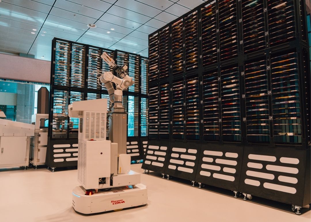 ActuaLitte's tweet photo. 🤖 Une bibliothèque Star Wars avec bras robotisé intrigue à l'aéroport de Singapour. Plus de 2 000 ouvrages disponibles jusqu'au 24 janvier 2026.
🔗 https://t.co/z29PhrXw9C
#StarWars #Singapour #Innovation https://t.co/bospB1vPmb