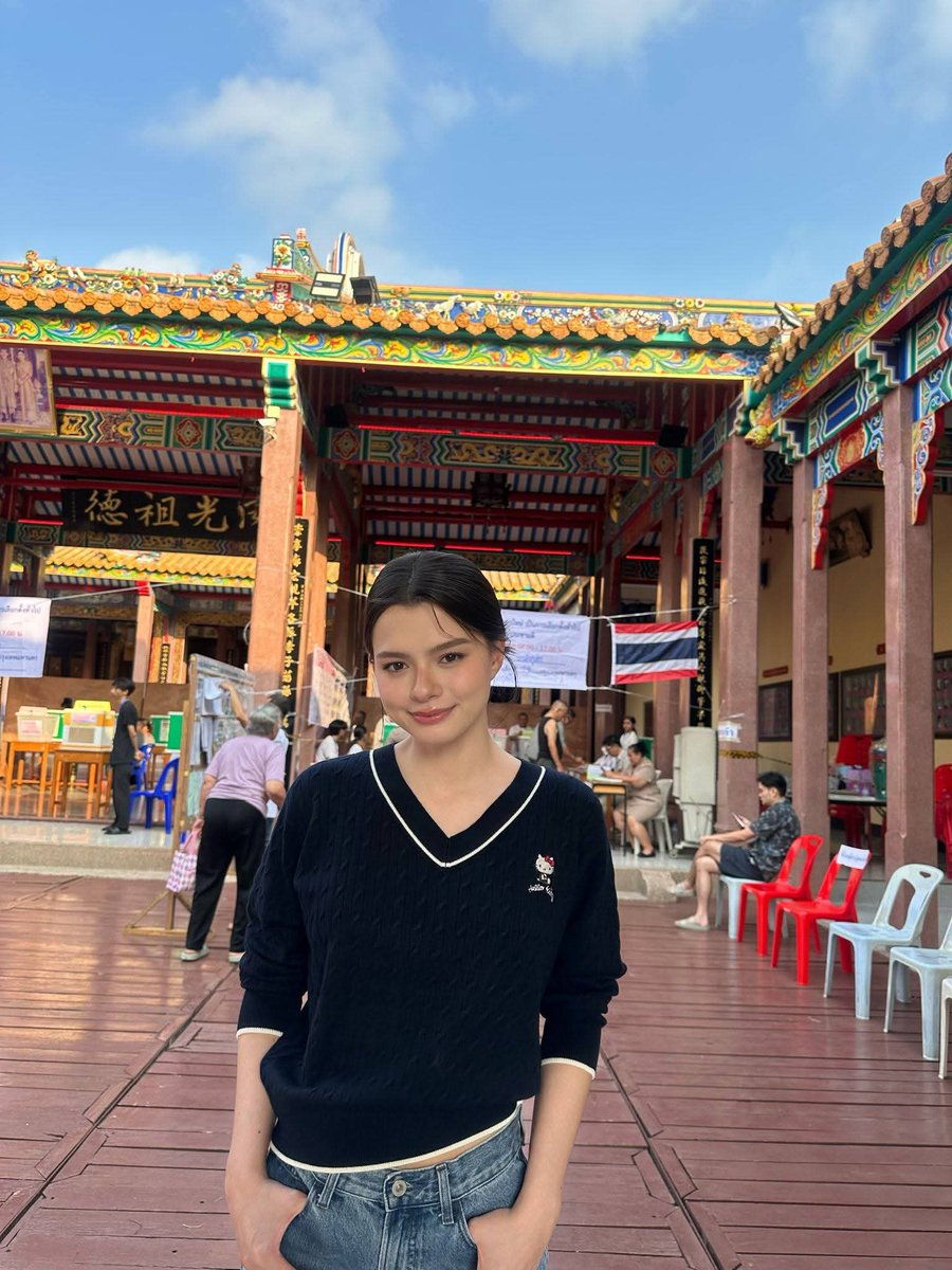 เพราะการเลือกตั้งคือหน้าที่!

ประมวลภาพศิลปินดาราเดินทางออกมาใช้สิทธิเลือกตั้ง และ ลงประชามติ
🔗facebook.com/share/p/1Gc4rU…

แม้หลายคนจะเลือกตั้งล่วงหน้ากันไปแล้ว แต่ก็ยังเดินทางมาลงประชามติกันอีกในวันนี้ เพื่อต้องการเห็นการเปลี่ยนแปลงของประเทศไปในทิศทางที่ดี