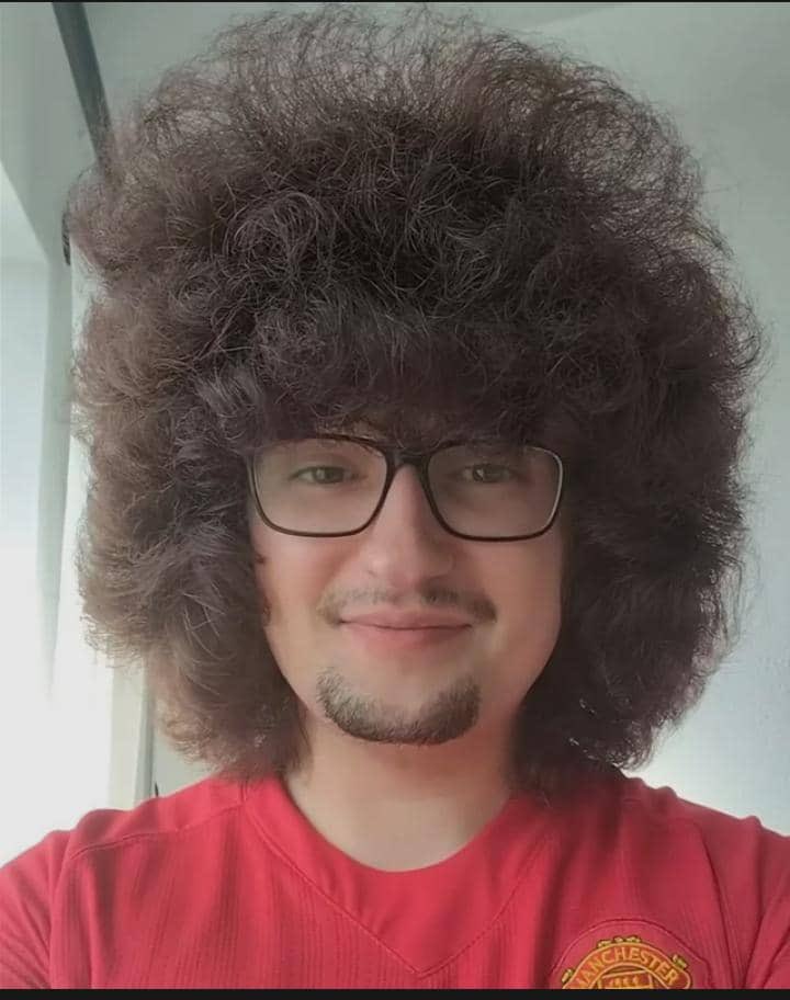 AngelofNoir's tweet image. 🚨 ONE WIN FROM THE BIG CHOP! ✂️😂🔴
Back on October 5, 2024, superfan Frank Ilett (@theunitedstrand) went viral with his bold vow: “No haircut until Man Utd win 5 games in a row!”
He had no idea it’d turn into a 490+ day saga of wild, untamed jungle hair—full caveman vibes,