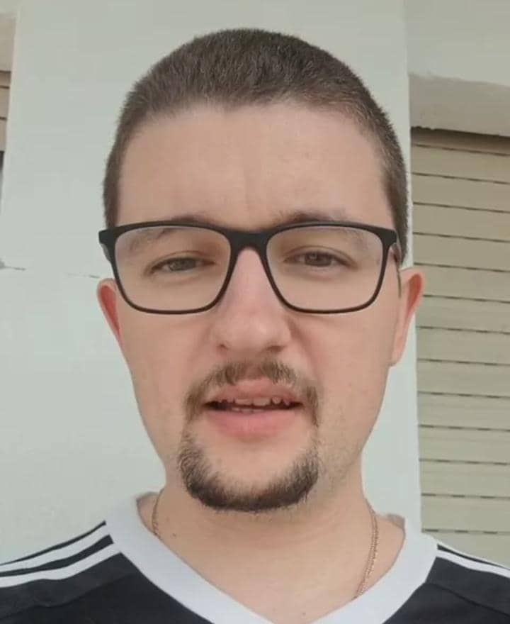 AngelofNoir's tweet image. 🚨 ONE WIN FROM THE BIG CHOP! ✂️😂🔴
Back on October 5, 2024, superfan Frank Ilett (@theunitedstrand) went viral with his bold vow: “No haircut until Man Utd win 5 games in a row!”
He had no idea it’d turn into a 490+ day saga of wild, untamed jungle hair—full caveman vibes,