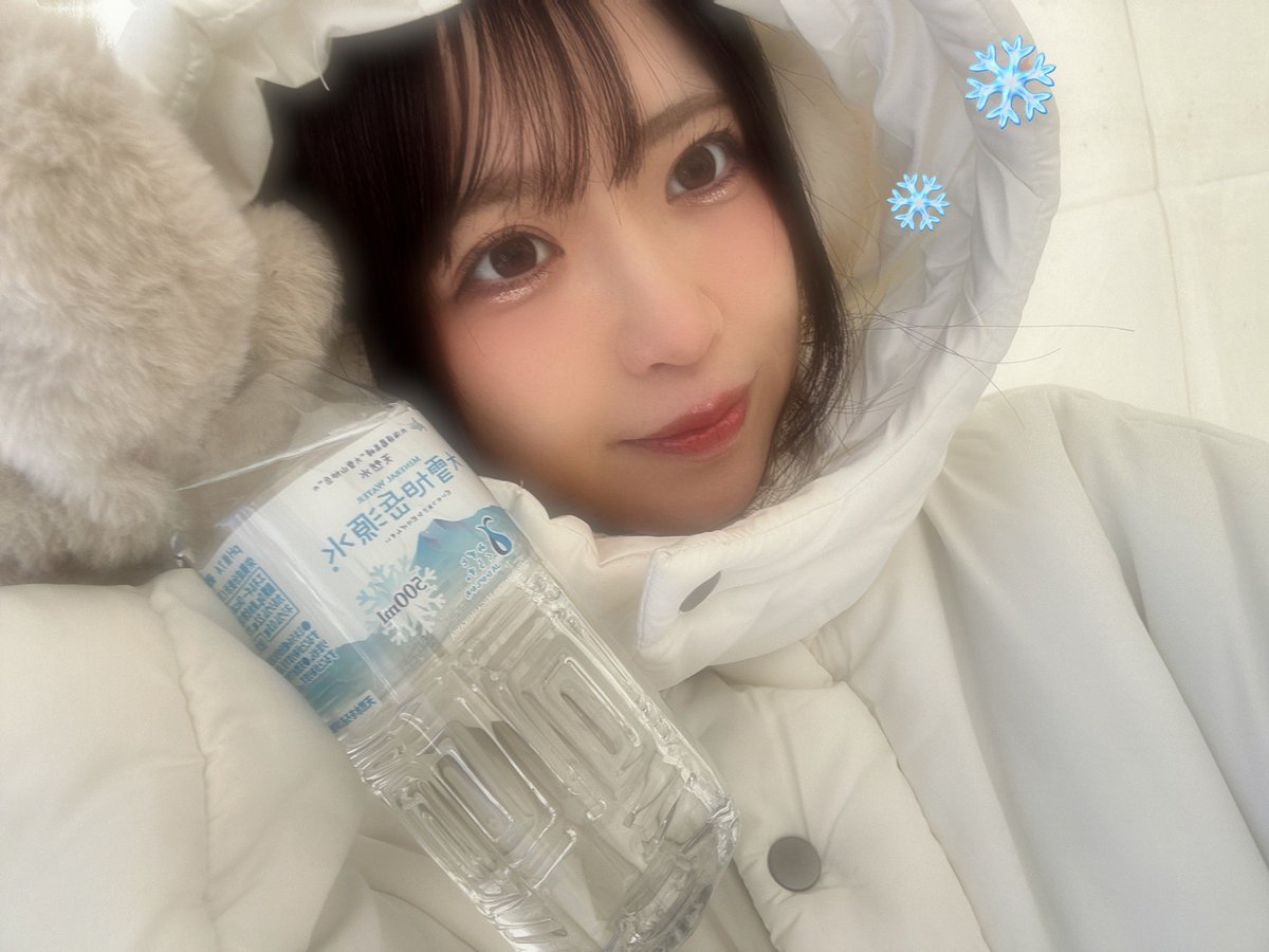 knmrmr_05's tweet photo. 旭川冬祭りにてTikTok LIVEステージに
出演させていただきました❄️

北海道で歌える夢叶えられて
本当に幸せな時間でした˚✧₊⁎

応援してくださった皆様に感謝です！

あさっぴーにも出会えました🤍

次の目標は
北海道でワンマンライブだー！！！ https://t.co/uXMKskBjY0