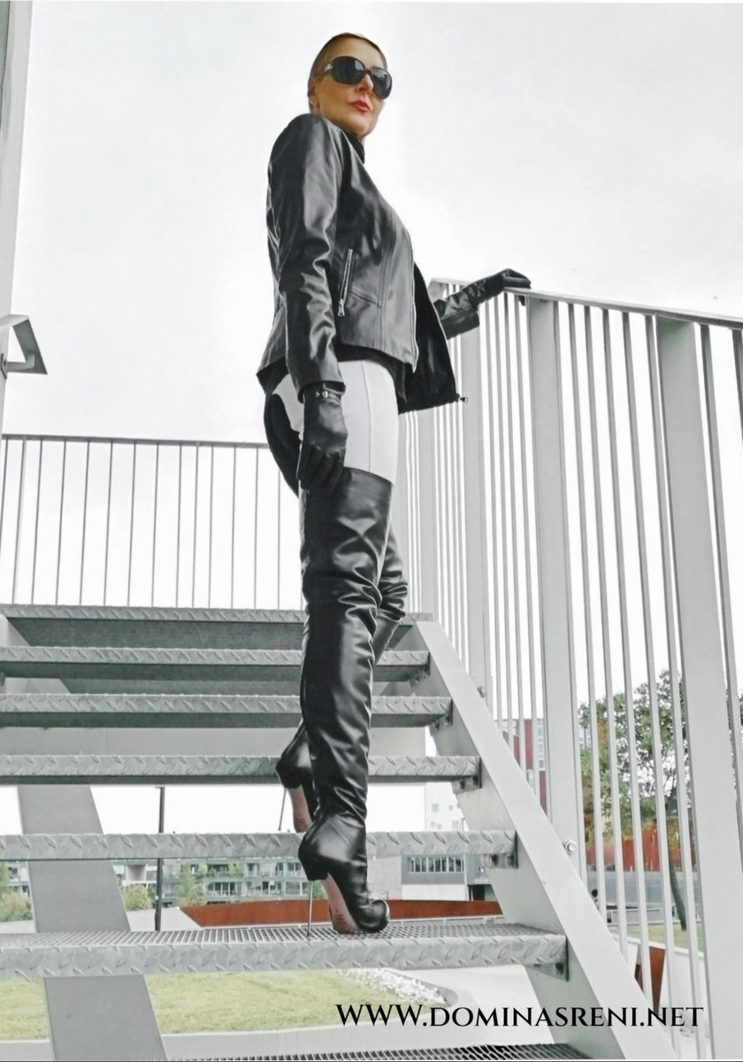 Stai quattro gradini indietro, sotto!
Sotto miei tacchi.

dominasreni.net

#bootsoverknee  #leatherboots