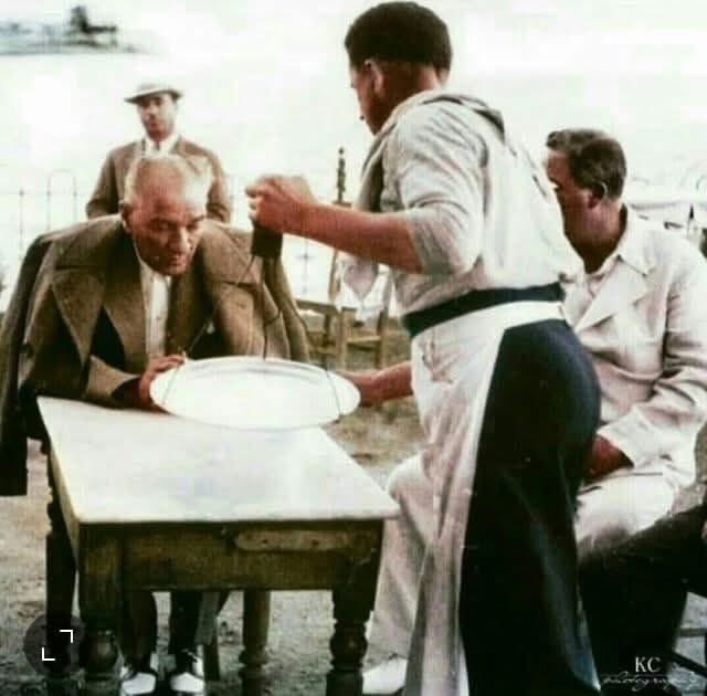 turanmurat9's tweet image. Hiç Sordunuz mu,
Neden bir tane bile ev, bir tane bile saray yapmadı da, 48 tane fabrika yaptı diye ?

Sormadınız.

Siz onun Devrimciliğini nerden bileceksiniz ?