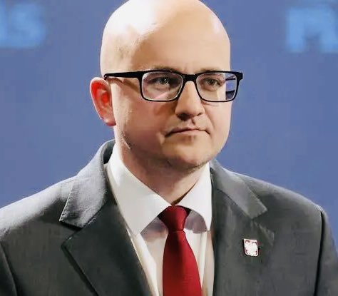 Większość obelg pod moim adresem (komunista, lewak) pochodzi z farm trolli syna tajnego współpracownika SB pseudonim "Michu” oraz wnuka oficera KBW – formacji komunistycznego aparatu bezpieczeństwa w PRL.

Gość robi dziś to samo co tatuś i dziadziuś. A innych nazywa komunistami.