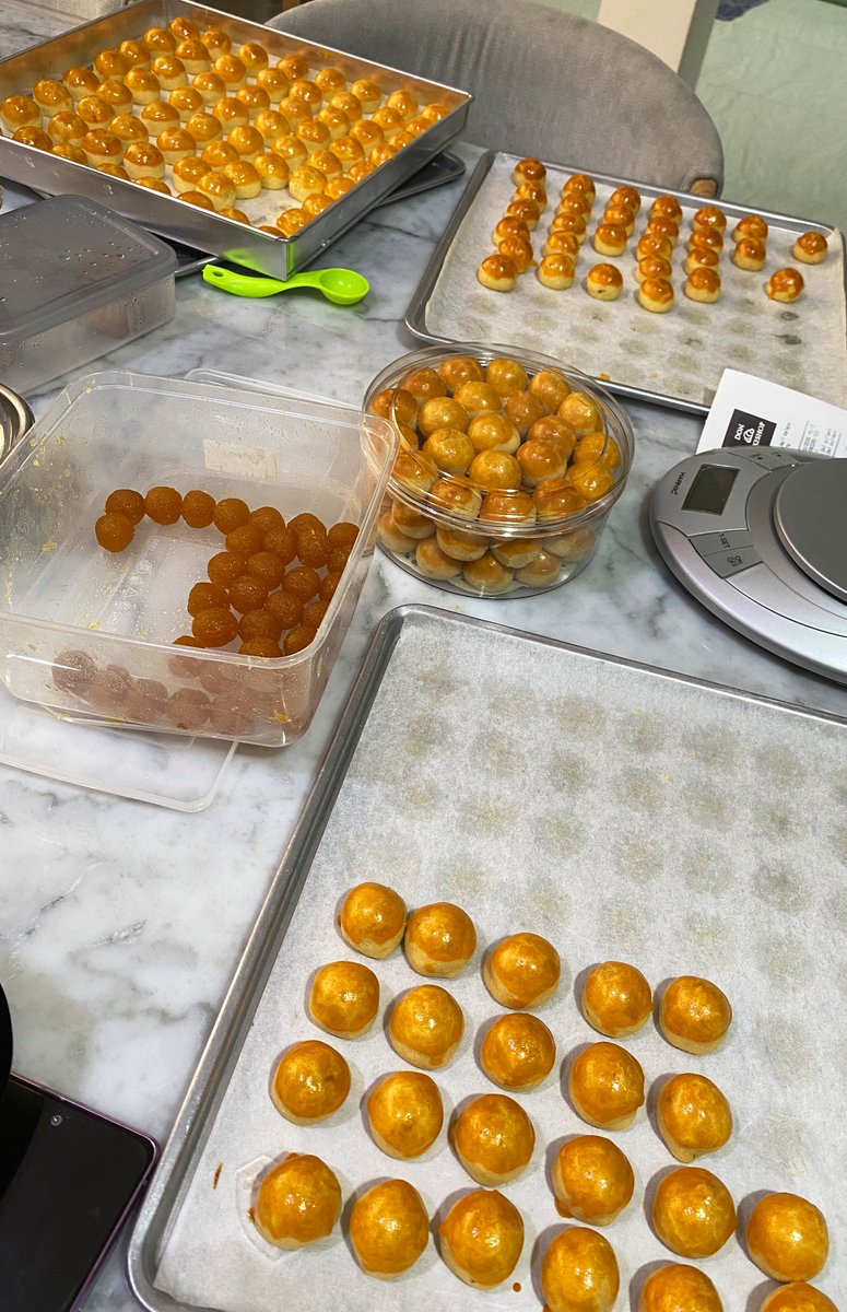 Ini keknya mamaku beneran mau jualan, kalian mau beli? Masih dibikin lebih banyak 🧍‍♀️