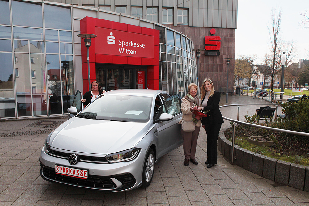 🚗 Gewinnerin jubelt: Ursula Kemmer aus Witten hat bei der Sparlotterie einen Polo R-Line gewonnen! 🎉 Die Übergabe fand vor der Sparkasse Witten statt. Mit jedem Los unterstützt die Lotterie auch soziale Projekte in der Region. #sparkassewitten #sparlotterie #mitmachen