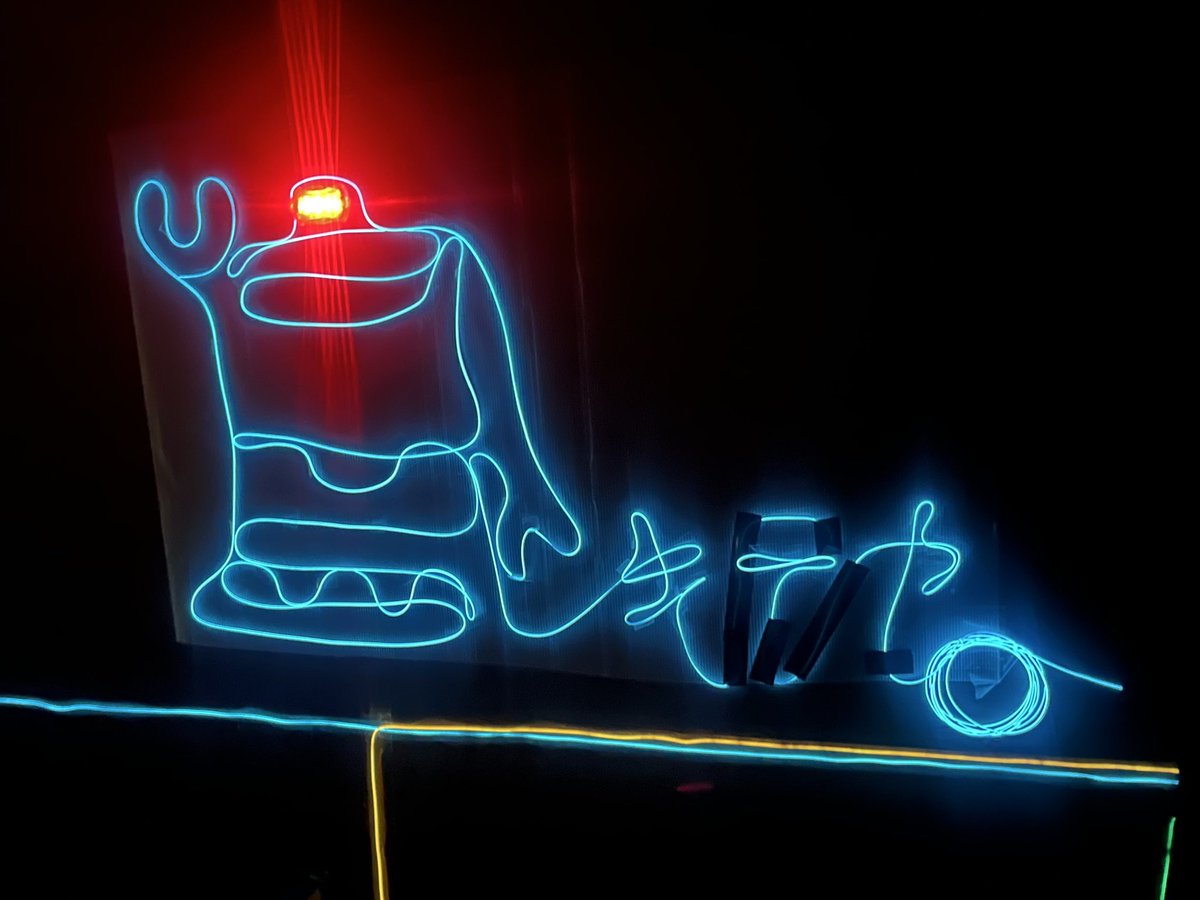 「インターネ島エクスプローラー」大阪公演の冒険が無事怪我もなく終了しました。
ありがとうございました。
大阪の冒険だったから、舞台袖にパトローもいてくれたのでした🔦
暗闇を道案内してくれてました！おおきに！！
#インターネ島エクスプローラー 
#来てけつかるべき新世界 
#ヨーロッパ企画