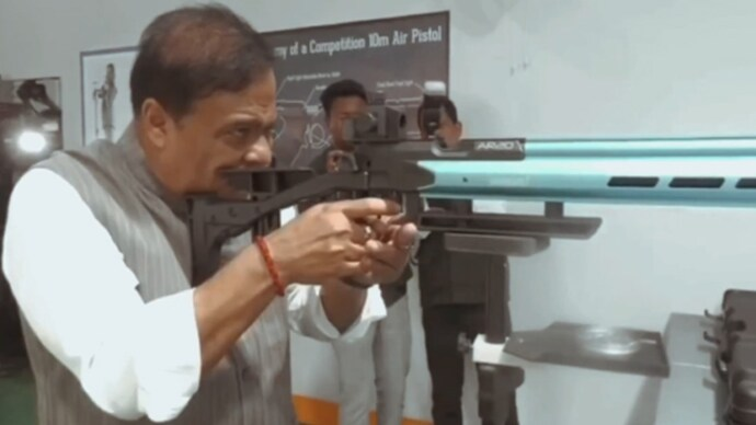 IndiaToday's tweet photo. 𝐅𝐚𝐜𝐞 𝐨𝐟 𝐟𝐚𝐬𝐜𝐢𝐬𝐦: 𝐎𝐩𝐩𝐨𝐬𝐢𝐭𝐢𝐨𝐧 𝐭𝐫𝐚𝐢𝐧𝐬 𝐠𝐮𝐧𝐬 𝐚𝐭 𝐁𝐉𝐏 𝐨𝐯𝐞𝐫 𝐇𝐢𝐦𝐚𝐧𝐭𝐚'𝐬 '𝐩𝐨𝐢𝐧𝐭-𝐛𝐥𝐚𝐧𝐤' 𝐯𝐢𝐝𝐞𝐨

The Assam BJP's official video showing Chief Minister Himanta Biswa Sarma symbolically firing at Muslims sparked widespread outrage and political condemnation across the state. The controversial post was deleted amid accusations of incitement to violence and communal hatred.

Read more: https://t.co/q8gz7Z7EvB