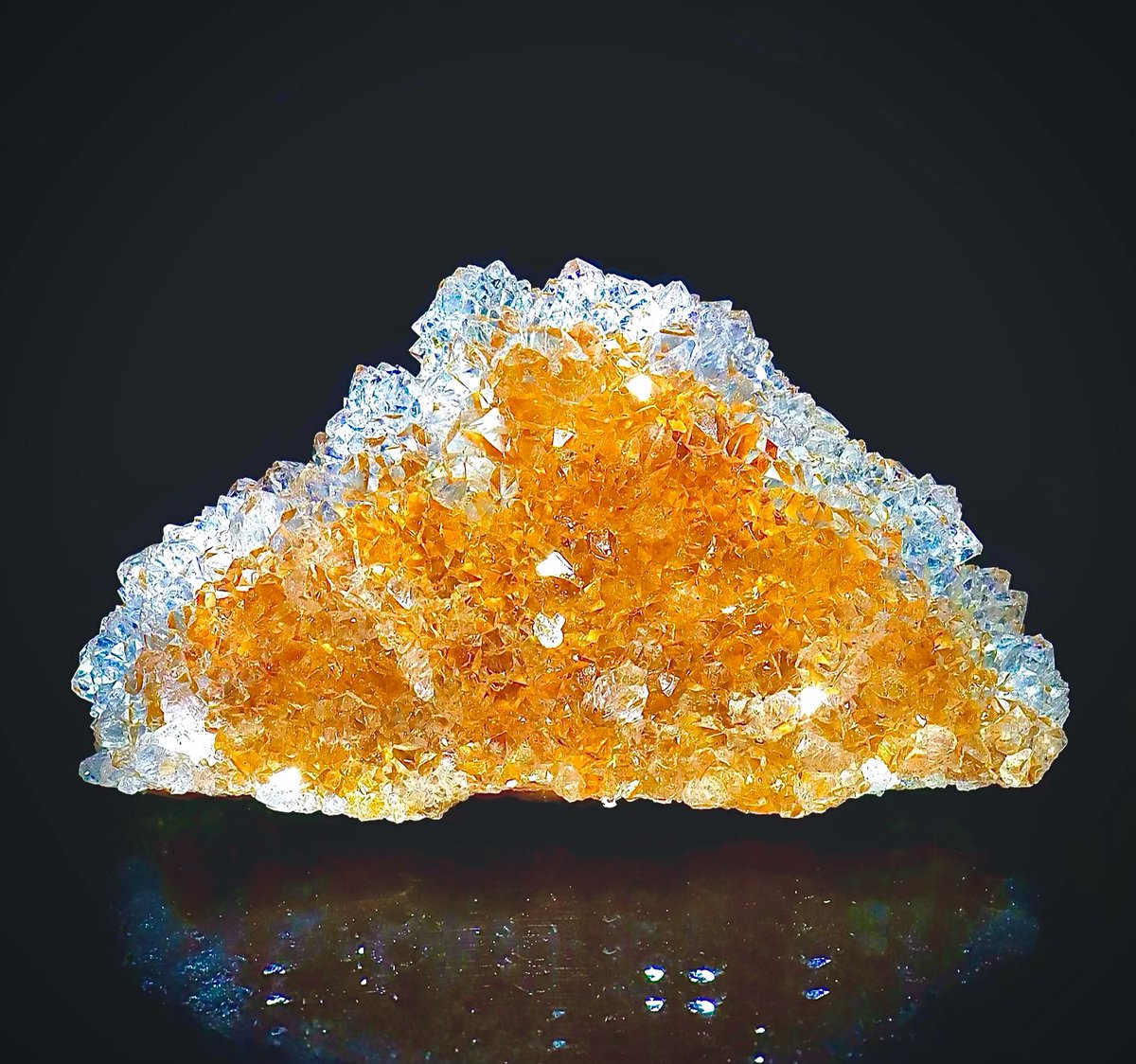 Ganmo_Mineral's tweet image. 【Quartz on Calcite /クォーツonカルサイト（水晶on方解石）】

圧倒的な輝きを放つドゥルージーなメキシコ産のカルサイト☀️

ずっと欲しかったこちらの標本、
まさかの新年1発目のライブにて入手✌️

この美しさは心奪われる……

@ameri_shimizu さまにて購入❗️
その他 詳細はALTにて‼️

#鉱物総選挙