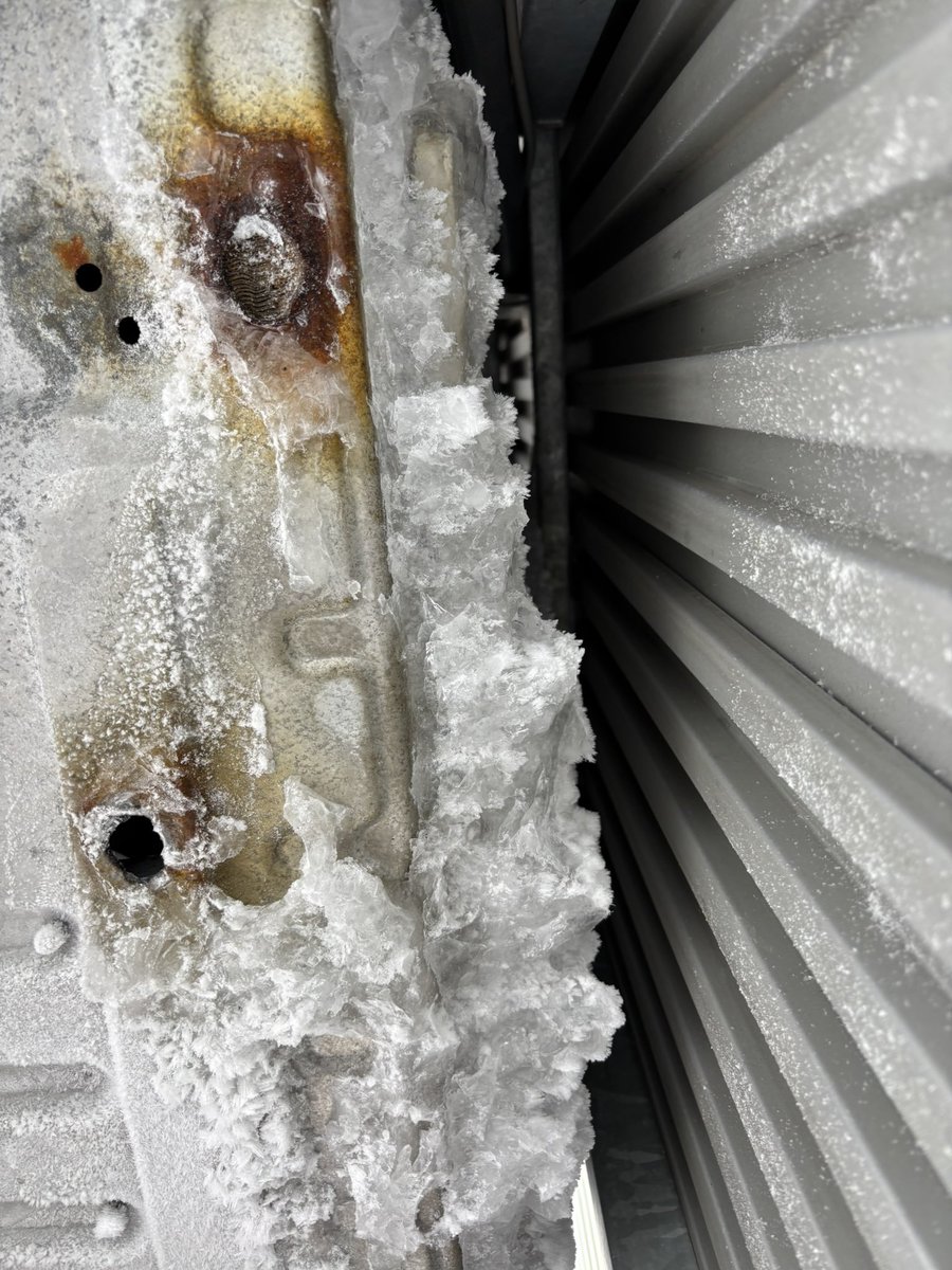 DX85441fsa's tweet photo. 50分水かけ続けて全部氷落とした
画像は落とす前 https://t.co/Wj5Nv4125e