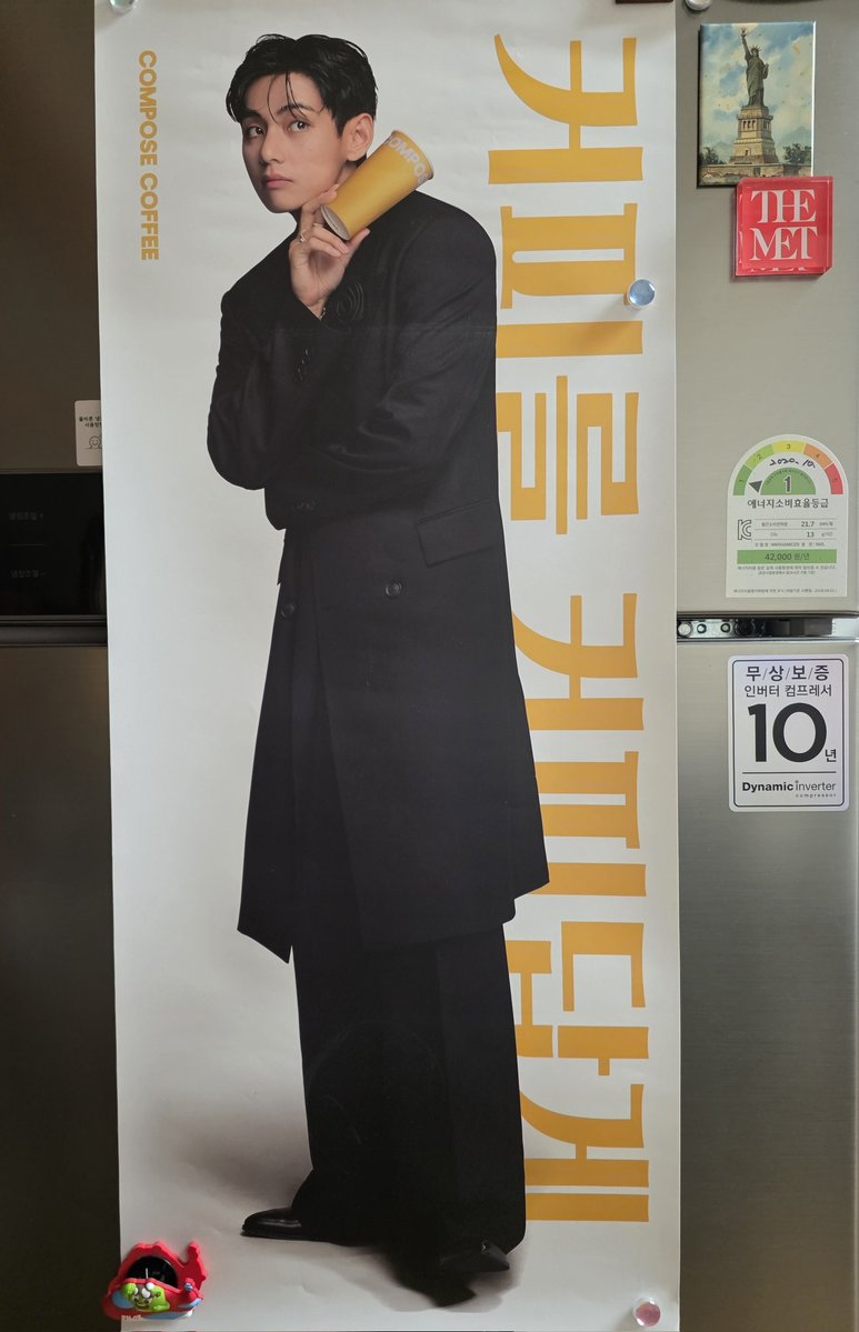 오늘 사장님이 대박 선물 하나 줄까요? 
하시더니 덥썩 쥐어주시는 태형이 
ㅠ 
사장님 사랑해요💜