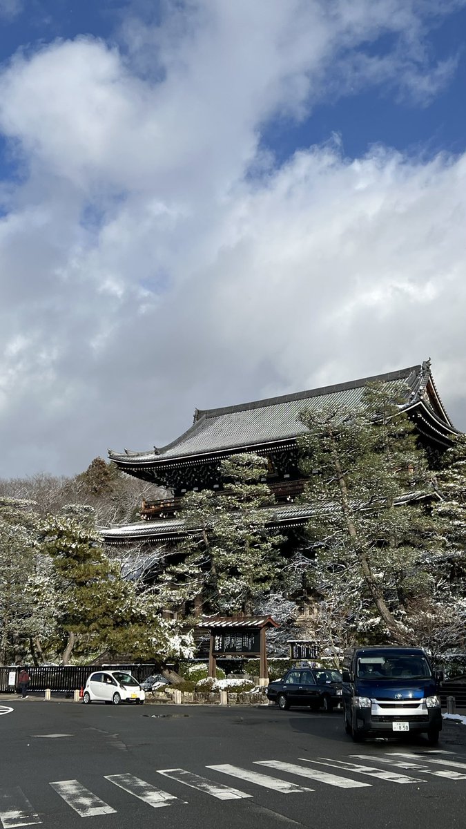 helloworldjp23's tweet photo. 晴れ間に舞う粉雪の光。
これまで何度も雪は見てきているけれど、こんなに美しいと思ったことはない。
京都、だからかな…
#京都 #澄み切った光 #kyoto https://t.co/H8ZQrgDDKg