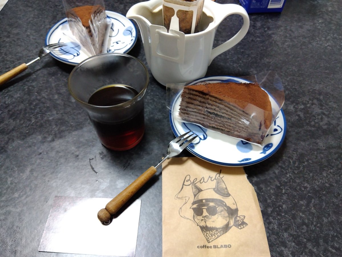 銀座ブレードショーで珈琲を買いました、チョコレートケーキを食べながら飲んでいます、美味しいです