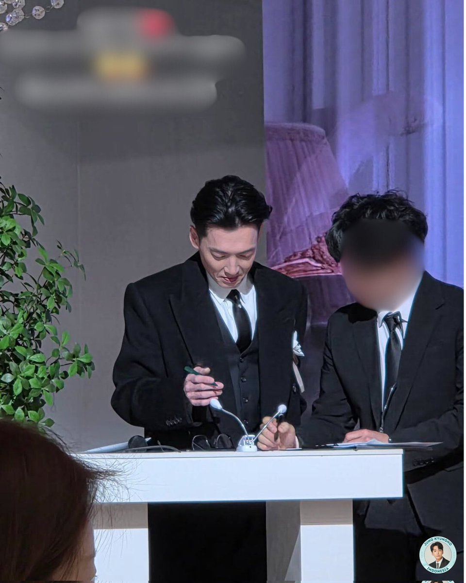 올블랙에 뿔테, 긴 손가락까지
너무 좋아서 짜증남