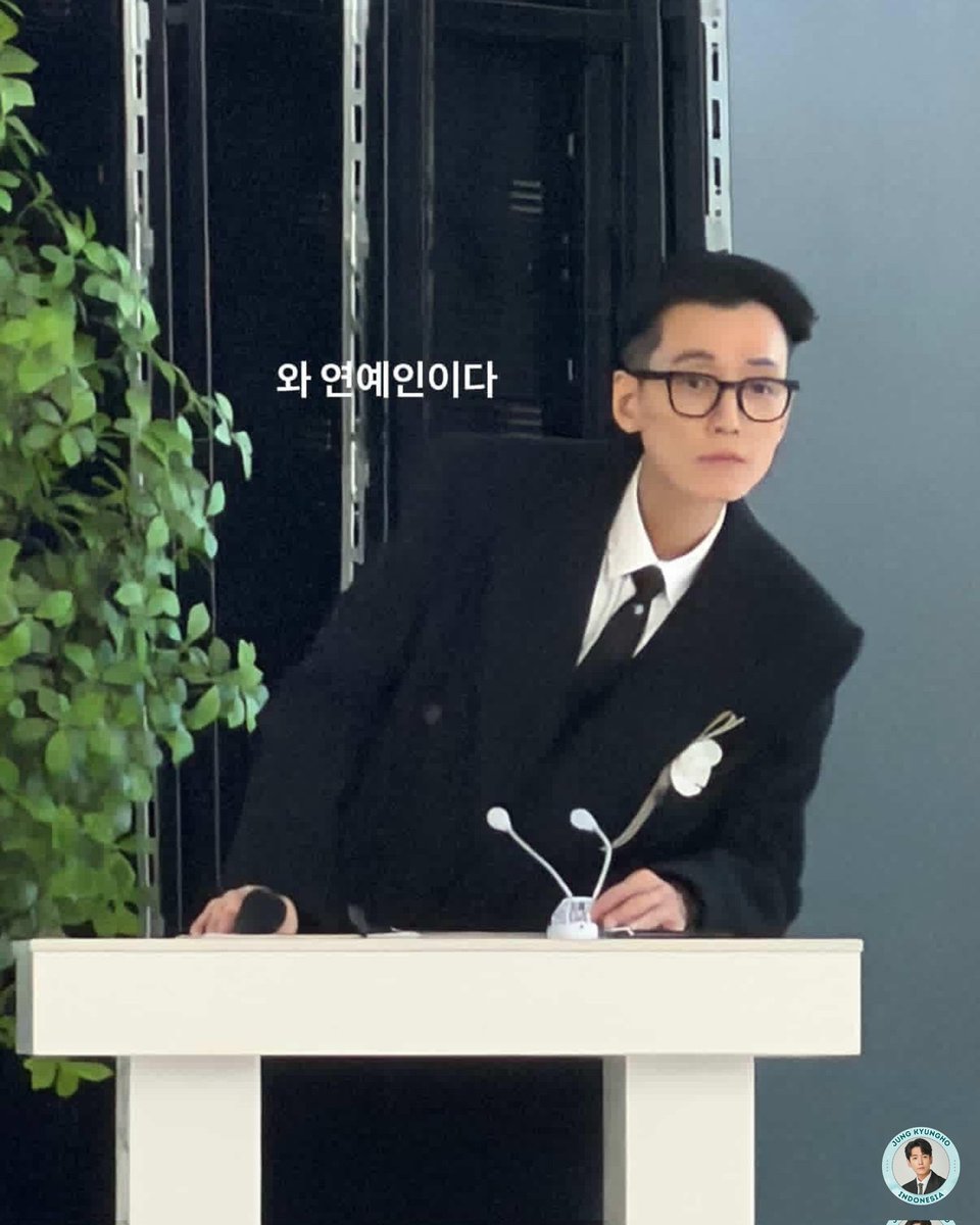 e__veline's tweet photo. 올블랙에 뿔테, 긴 손가락까지
너무 좋아서 짜증남 https://t.co/PBhFk4w1ft
