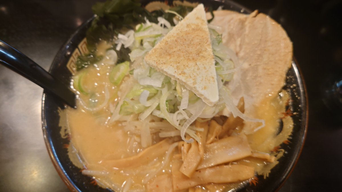 こんな涼しさの日ならやっぱり北海道味噌ラーメンってわけ
北海道味噌と聞いて思い浮かべるこの味！ってのが真正面から来ててすごい美味しかった
立川良い味噌ラーメンある