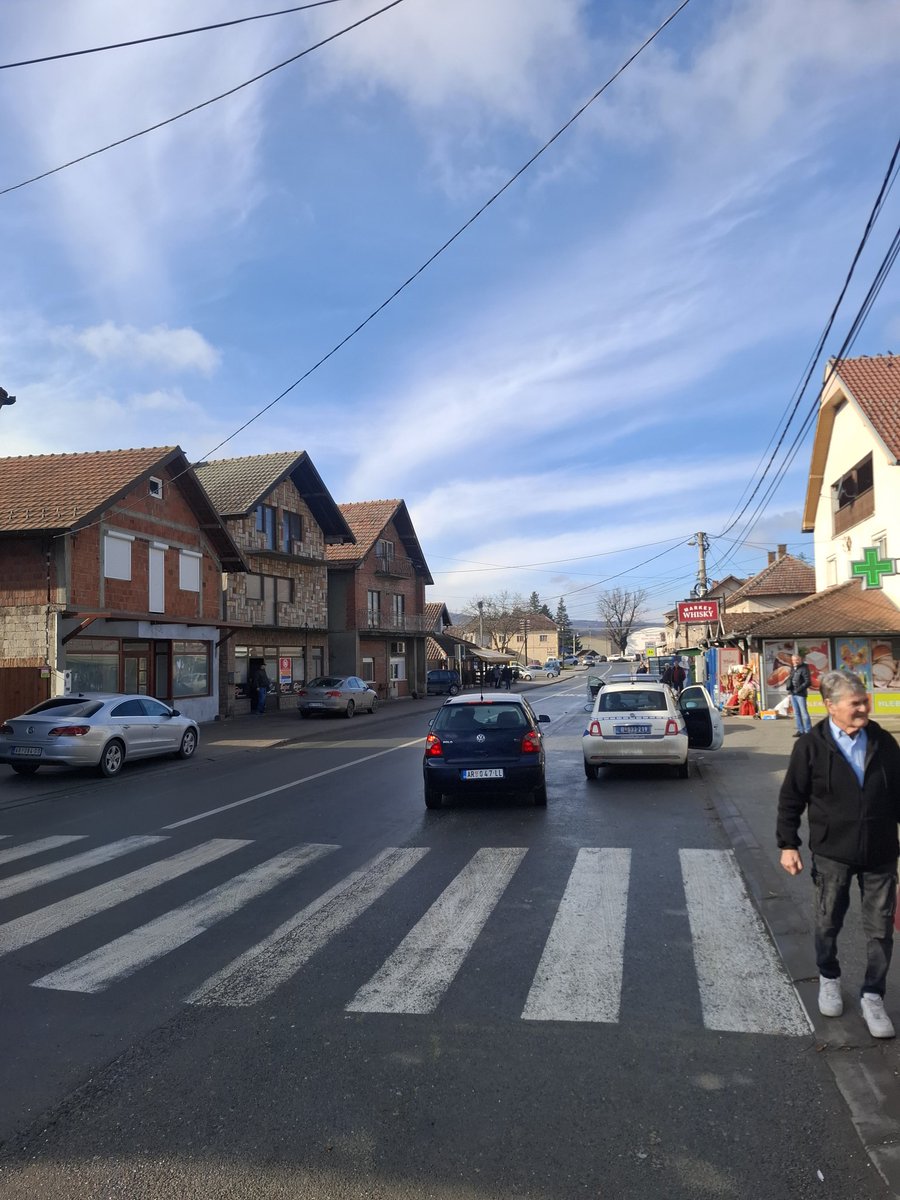 kostja_r's tweet image. Juče su ekipi koja je maltretirala studente u Darosavi bila dva Ćaćanina, zato su Čačani jutros tu sa studentima.

Dobro jutro iz Darosave!