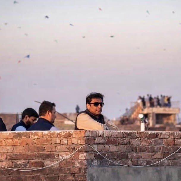 یہ منظر گواہی دیتا رہا کہ حقیقی قیادت بلند ایوانوں کی محتاج نہیں ہوتی، بلکہ وہ دلوں کی دھڑکنوں میں بسی رہتی ہے، جہاں محبت، وفاداری اور اپنائیت کے رنگ کبھی ماند نہیں پڑتے۔
حمزہ شہباز نے بسنت اپنے دیرینہ دوست کے گھر جا کر منائی پورے محلے میں حمزہ حمزہ کے نعرے لگتے رہے ۔