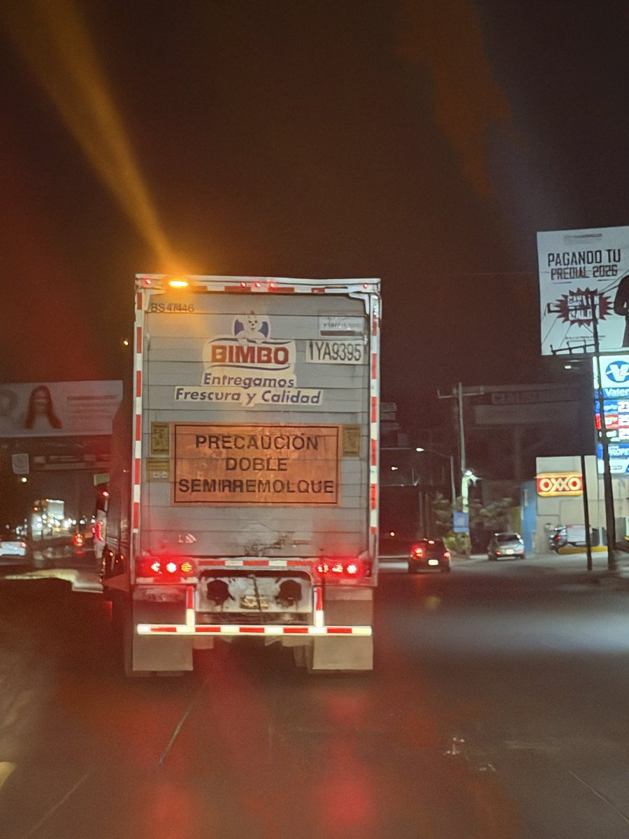 Julio_C_mx's tweet photo. @BimboMx   Su operador de esta unidad hoy en Tlaquepaque Jalisco, en vez de esperar su turno para incorporarse a la lateral decide aventarme su camion, es un riesgo al volante pues  iba con mi hijo, me gustaría saber qué hace la empresa al respecto? @Trafico_ZMG @GN_MEXICO_ https://t.co/Hmrrr9qfN2