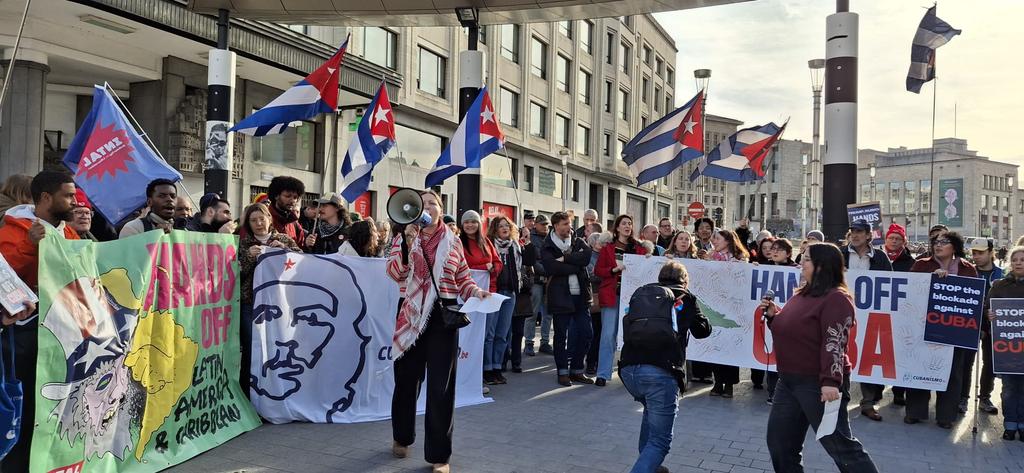 Organizaciones solidarias y cubanos residentes en Bélgica se reunieron en la Estación Central de Bruselas para denunciar las nuevas medidas de recrudecimiento del bloqueo de EEUU, contenidas en la Orden Ejecutiva contra #Cuba.

El reclamo es claro: #HandsOffCuba #TumbaElBloqueo