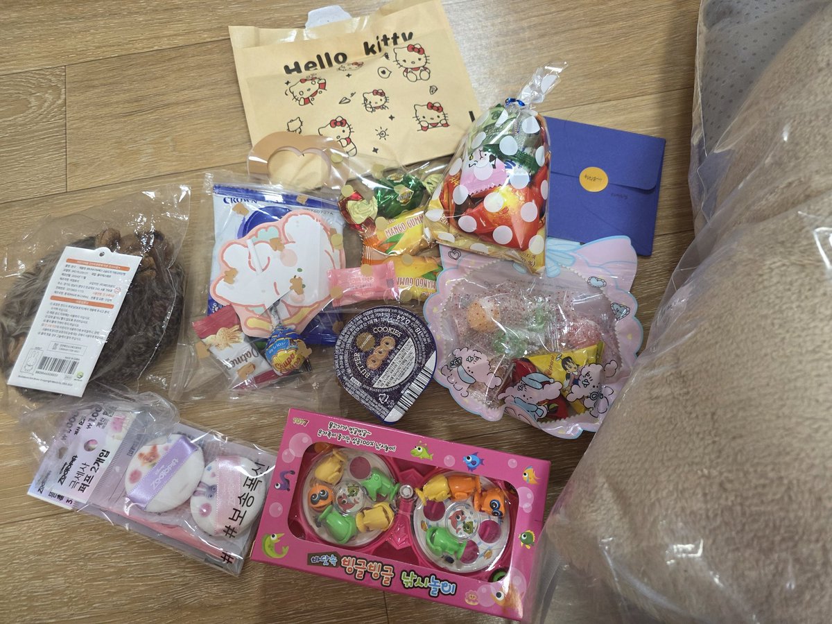 뒤풀이 끝나고 너무 피곤했어서 이제야 인사를 드리네요...

대구콘때 간식 주신 분들 너무 감사했어요 😭
저는 드린 게 없는데 너무 많은 걸 주신 분들... 경황이 없어서 감사하다고 제대로 전해드리지도 못했지만 너무 감사하다 생각하고 있습니다 다음에 또 기회가 되면 만나요 ~