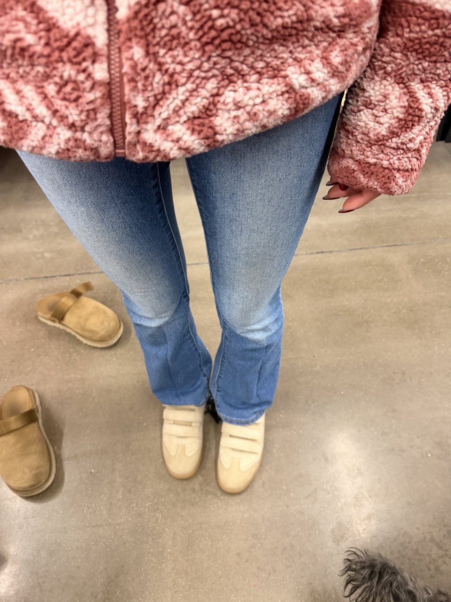 loossseit's tweet photo. My mom took this pic of me trying on shoes but okayy I see you thigh gap https://t.co/niyDH78Fa6