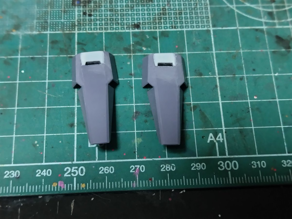 レジェンドガンダム
スタイルは弄る必要ないので細かいところを……。
マニピュレーターは小さいものへ交換してディテールにパーティングラインが重なってたので一度削り落として他社パーツで補完。
肩上部の情報量追加で一部開口。