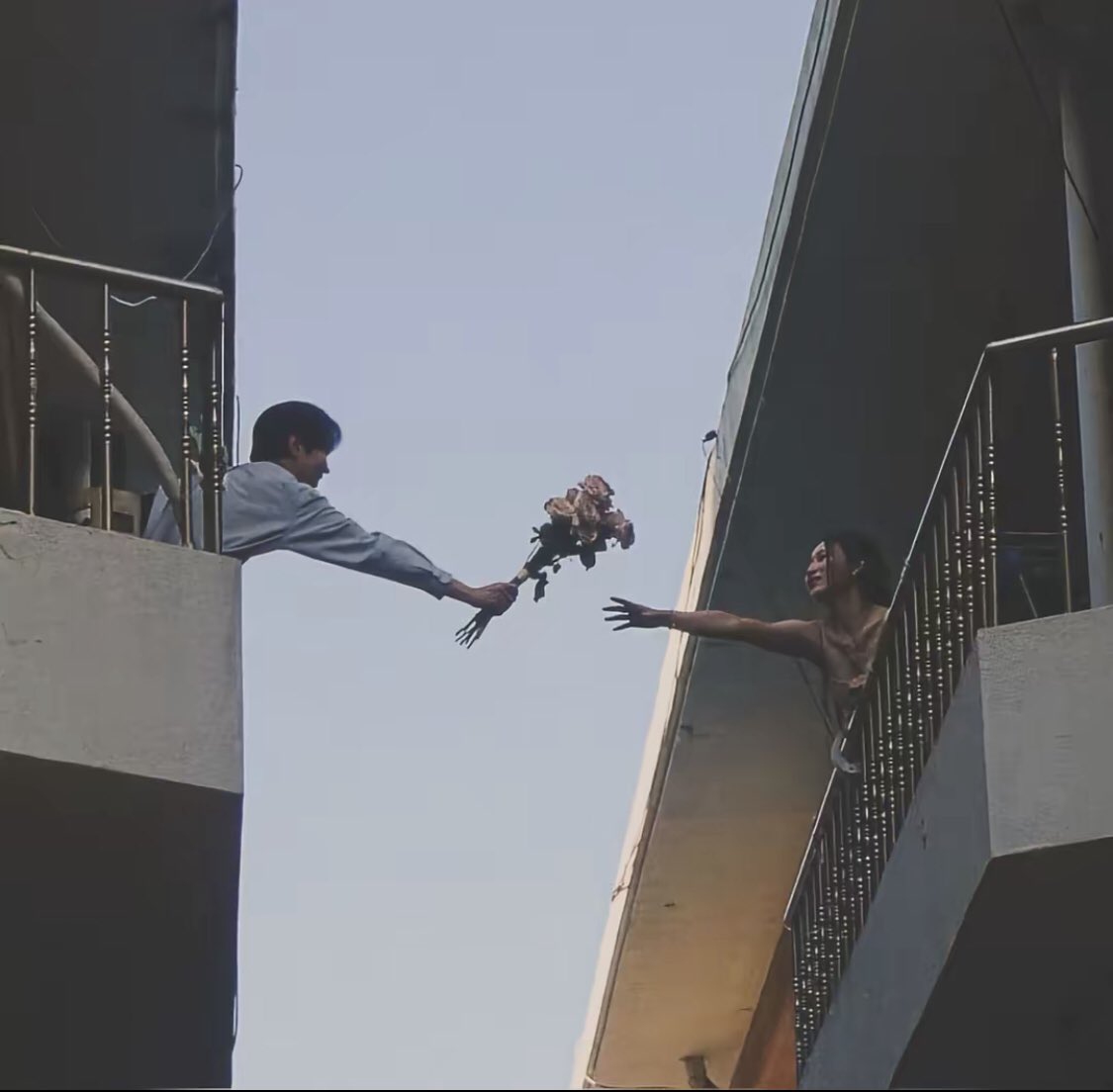_

ما اصحى علشان العمل 
أصحى عشانك صاحية ..😚🤍

_صباح الورد 🌸 ♥️🕊️