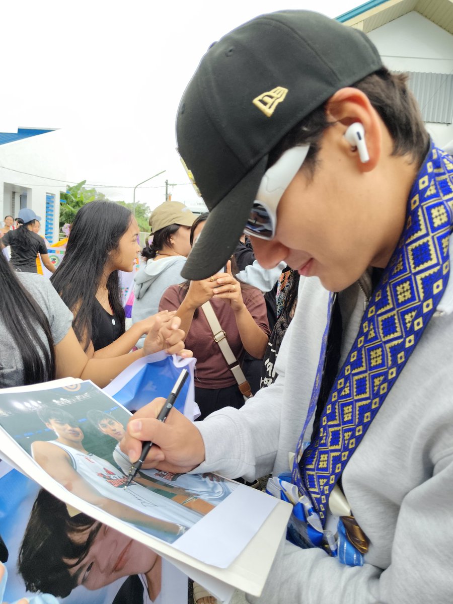 pabebey_30's tweet photo. small convo with #DuRiver 🫶

w/Dustin:
Me: Hi Dust, pwede po pa-sign? Tysm
D: *sabay turo sa picture ni rivs* "ang pogi naman neto"
Me: parehas kayo pogi 😍

w/River
Me: Hi Rivs, pwede po pa-autograph? Tysm
R: *sabay turo kay dustin* "crush ko to, pogi eh" 

aack my #DuRiver 🫶 https://t.co/KLjhTfVxuh