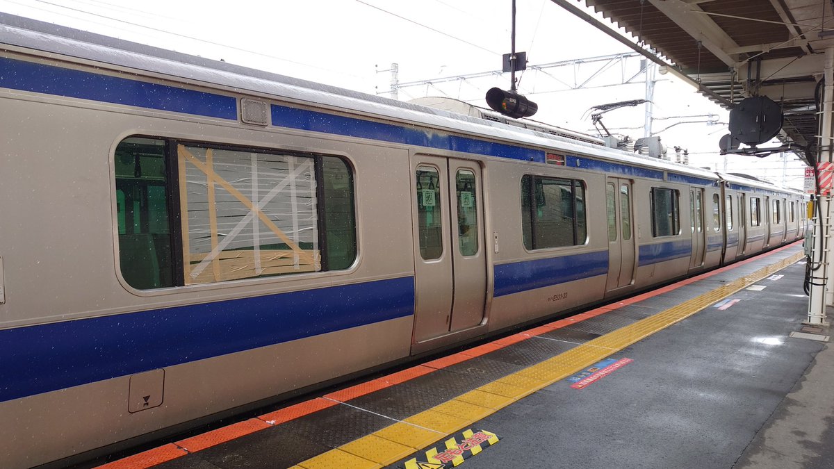 KASIWANOSAN's tweet photo. 常磐線の窓ガラス破損当該は
K483編成の13号車
13〜15号車締切の上
K424編成と品川行1176Mとして運転中 https://t.co/Aw0gNwJZXq