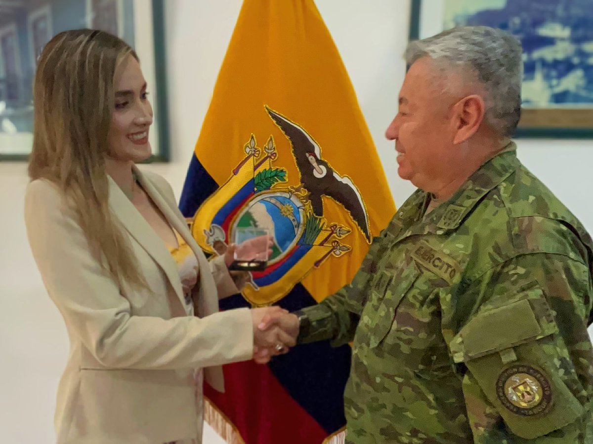 🤝 | Recibí en mi despacho al comandante de la IIIDE “Tarqui” de las <a href="/FFAAECUADOR/">Fuerzas Armadas del Ecuador</a>, Edison Rueda Vázquez.

Reafirmamos el compromiso de trabajar de manera articulada por la seguridad y el bienestar de la región Sur del 🇪🇨

#ElNuevoEcuador