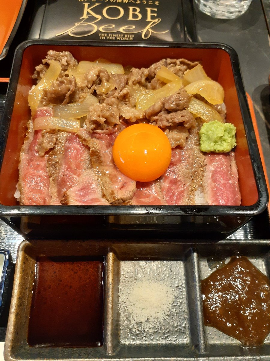 g_1235's tweet photo. 日帰り神戸旅行。元町の「神戸牛 黒澤」で。最寄りのポケストップはこれ。雪がすごいです。 https://t.co/OfG2Rv7VXz