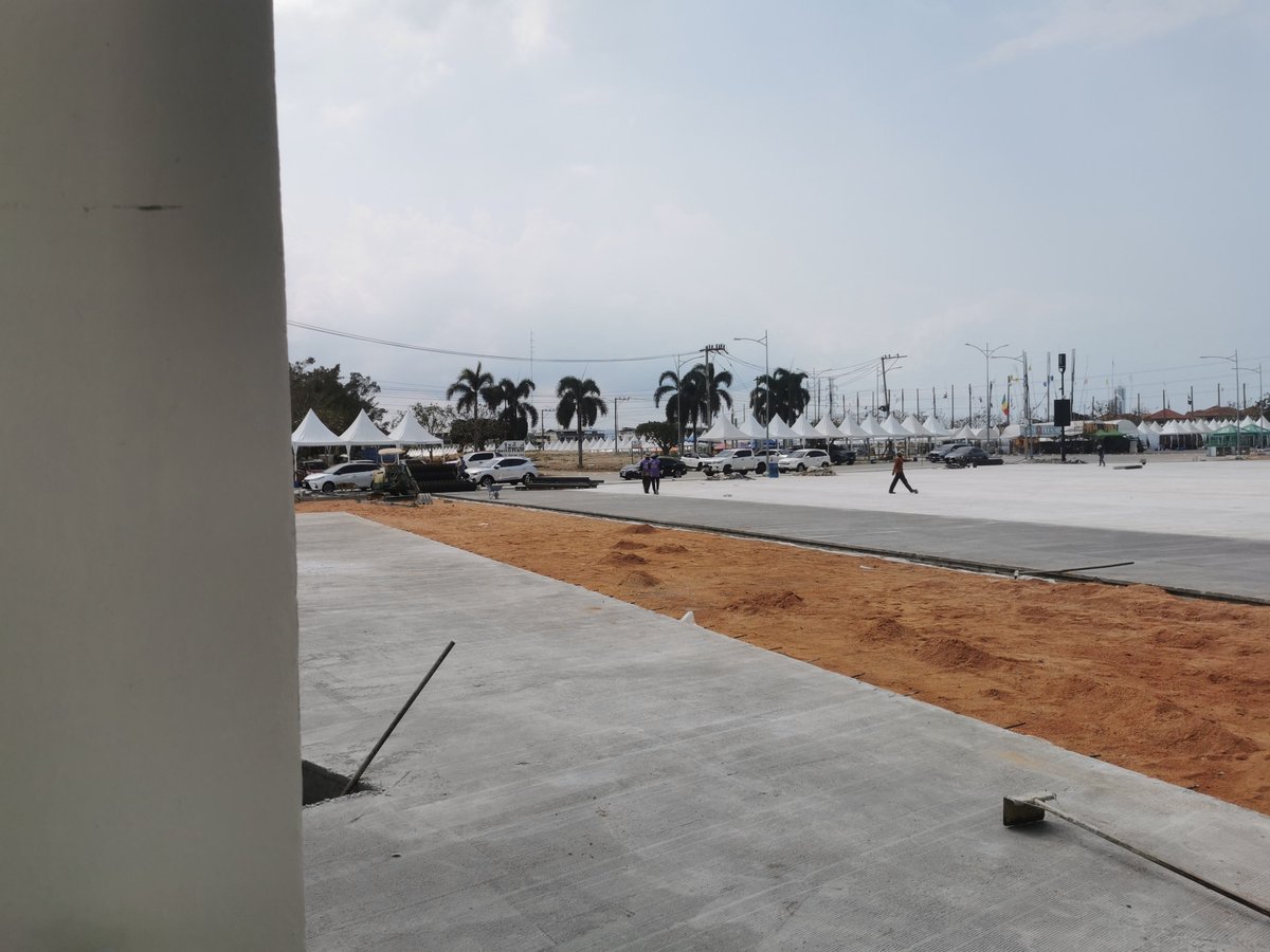 ปีนี้พัทยาได้มาเลือกที่ใหม่ สนามกีฬาซัมติงที่ยังสร้างไม่เสร็จดี ล่ะไกลตัวเมืองมาก สภาพ หน่วยนี่เที่ยงแล้วยังมีคนมาใช้สิทธิ์แค่ 15% เอง #เลือกตั้ง69