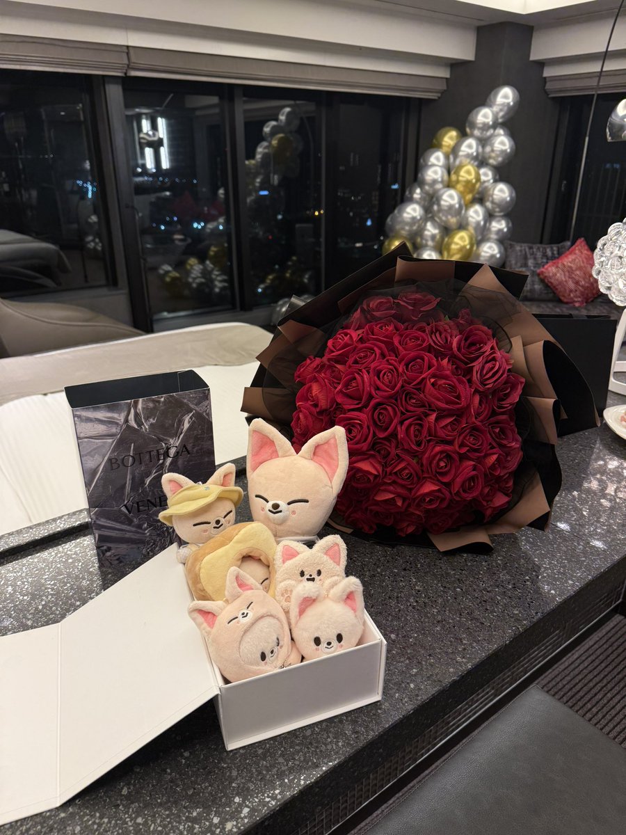 000latte's tweet photo. 友達と自分の誕生日ホカンス＋🦊センイル、って感じで予定組んだから実は撮ったのだいぶ昔過ぎて恥ずかしい😺ｗｗｗ久々のお友達たちともお話できて嬉しいᵕ̩̩_ᵕ🩷🩷🩷

#HappyINDay 
#이엔이_사랑으로_반죽하는날
#INfinityWithJeongin
#StrayKids #스트레이키즈
#아이엔 #I_N https://t.co/gtsVd4NLmW