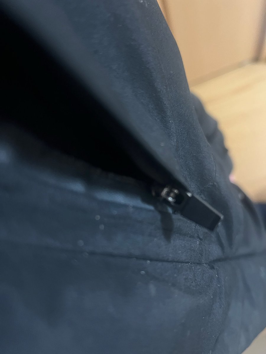 miugolf421's tweet photo. ワークマン、マジで品質くそすぎて泣ける。。
期待してたXShelterのファスナーは全部バカになるし、ズボンの糸もあちこちからボロボロ出てくる。。
ワンシーズンすらもたないとか、道具としてどうなの…？
ワークマンだから信頼して買ったのに、冗談抜きでゴミやん
ワークマンから離脱しますw https://t.co/976AB89LfG