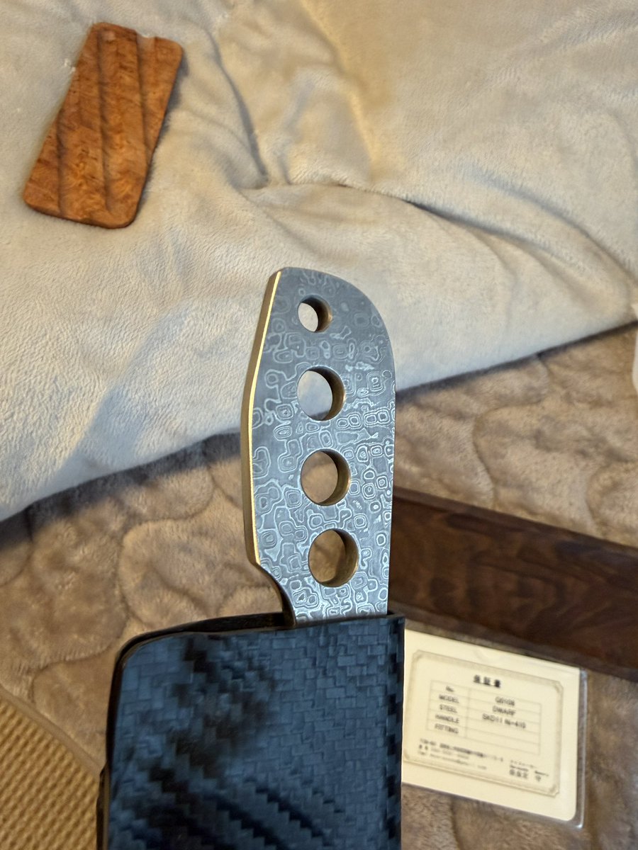 今日のブレードショーの戦利品

こういうの久しぶりに買ったけど、みてこの綺麗なダマスカス紋

手に持つとまたこれがいいんだ(*´∀`*)