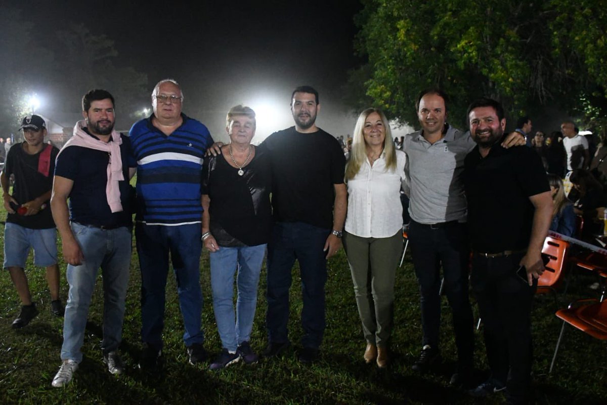 MuniChivilcoy's tweet image. 🎭✨ Carnavales en Emilio Ayarza: una noche a puro color y alegría ✨🎭

Este sábado 7 de febrero, el Club Social y Deportivo Emilio Ayarza fue escenario de una gran Fiesta de Carnaval, donde vecinos y vecinas disfrutaron de una noche llena de música, baile y diversión.

Las