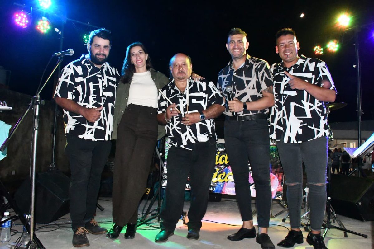 MuniChivilcoy's tweet image. 🎭✨ Carnavales en Emilio Ayarza: una noche a puro color y alegría ✨🎭

Este sábado 7 de febrero, el Club Social y Deportivo Emilio Ayarza fue escenario de una gran Fiesta de Carnaval, donde vecinos y vecinas disfrutaron de una noche llena de música, baile y diversión.

Las