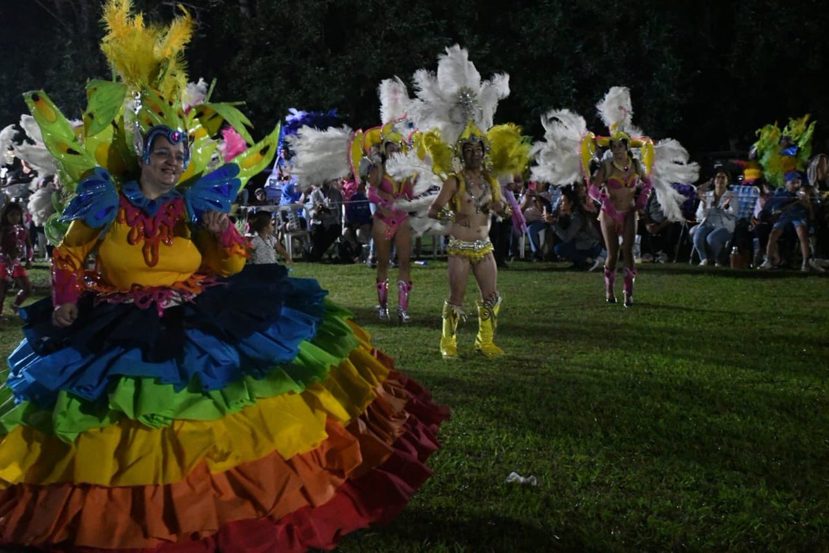 MuniChivilcoy's tweet image. 🎭✨ Carnavales en Emilio Ayarza: una noche a puro color y alegría ✨🎭

Este sábado 7 de febrero, el Club Social y Deportivo Emilio Ayarza fue escenario de una gran Fiesta de Carnaval, donde vecinos y vecinas disfrutaron de una noche llena de música, baile y diversión.

Las