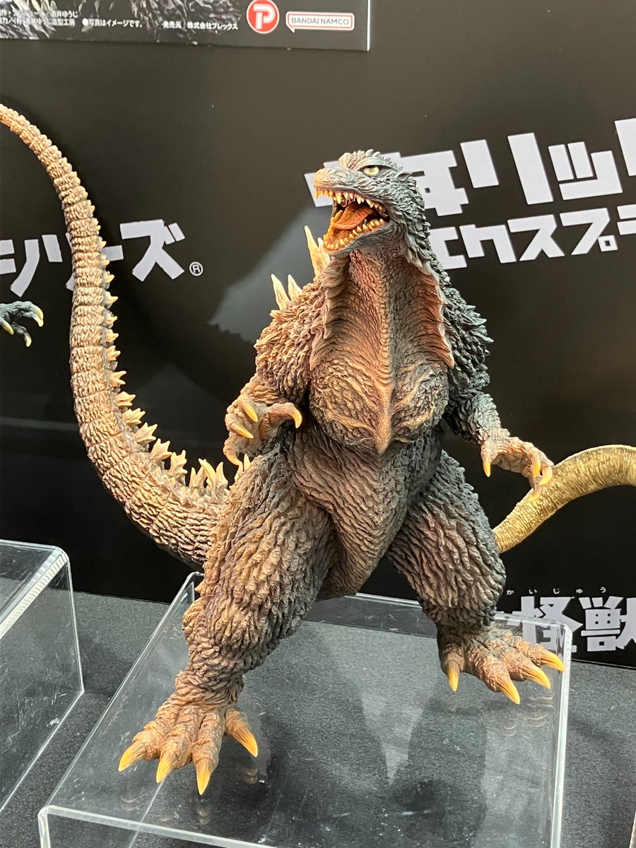 ゴジラ・ストア限定版は夕暮れの中でのモスラとの激闘をイメージした