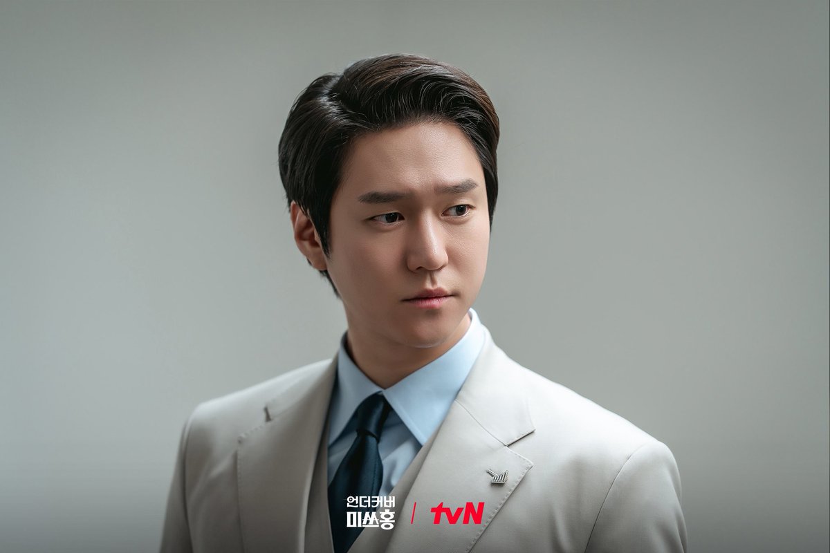 CJnDrama's tweet image. 드디어 비밀 아지트 출입문 발견🚪💥
홍금보, 과연 무슨 꿍꿍이인걸까...?

[토일] 밤 9:10ㅣtvN
#즐거움엔20tvN #언더커버미쓰홍 #UndercoverMissHong