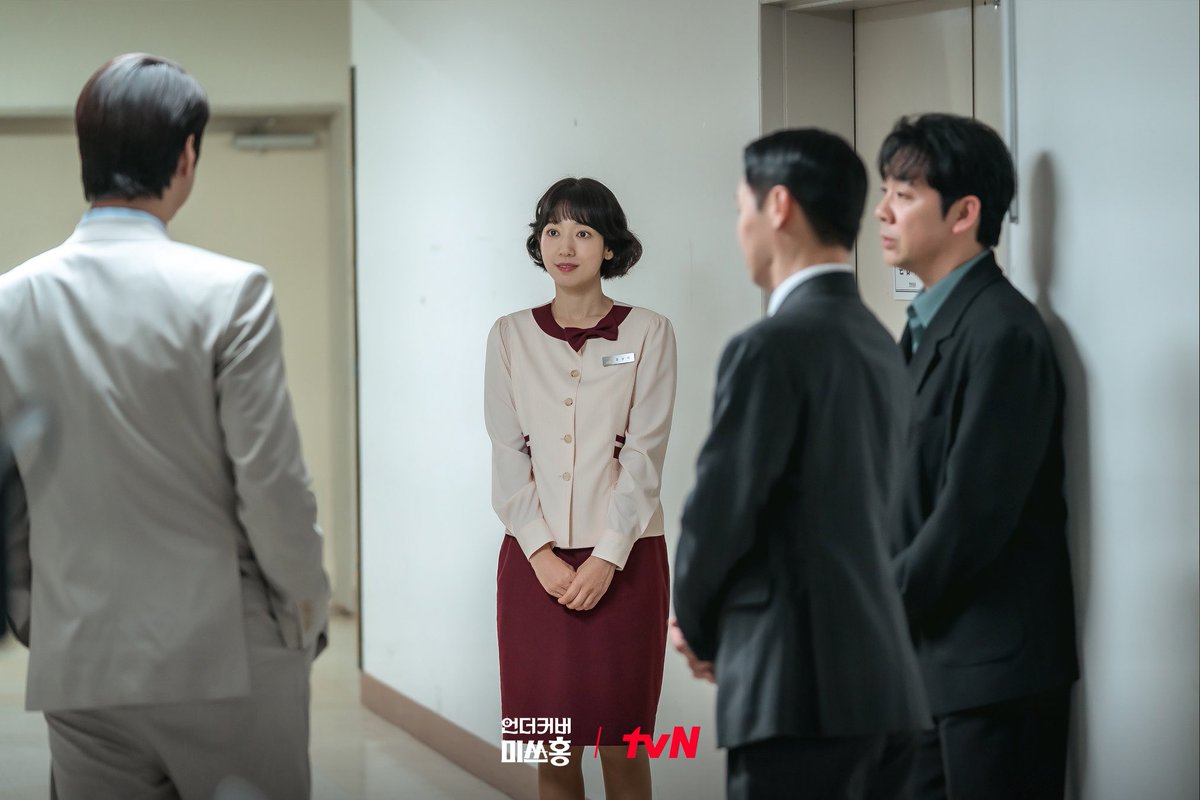 CJnDrama's tweet image. 드디어 비밀 아지트 출입문 발견🚪💥
홍금보, 과연 무슨 꿍꿍이인걸까...?

[토일] 밤 9:10ㅣtvN
#즐거움엔20tvN #언더커버미쓰홍 #UndercoverMissHong