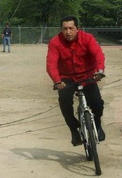 hugo Chávez de bicicleta
